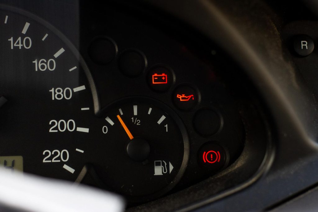 Upaljena lampica za ulje na instrument (kontrolnoj) tabli automobila kao znak da isto treba promeniti.
