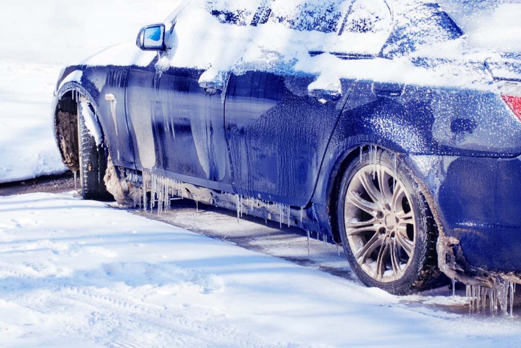 Sneg i led oštećuju karoseriju automobila tokom zime