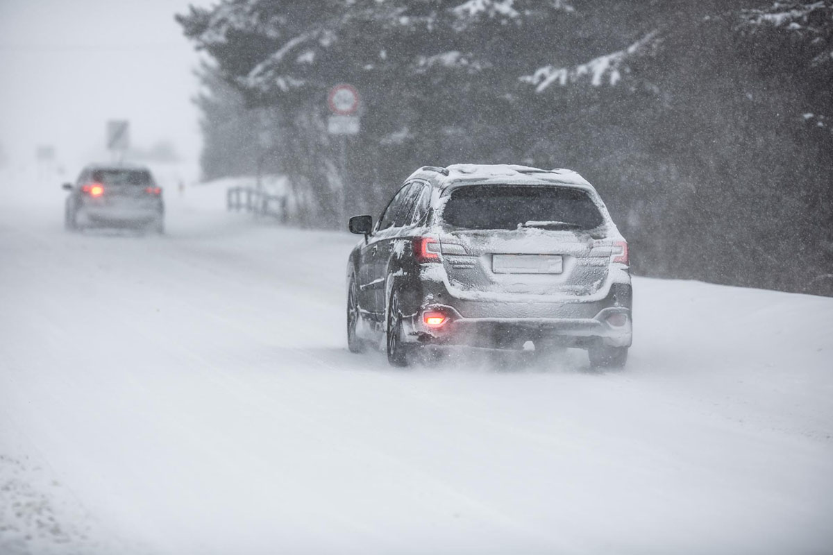 Automobil na putu u zimskim uslovima