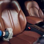 Čišćenje i održavanje kožnih sedišta u automobilu.