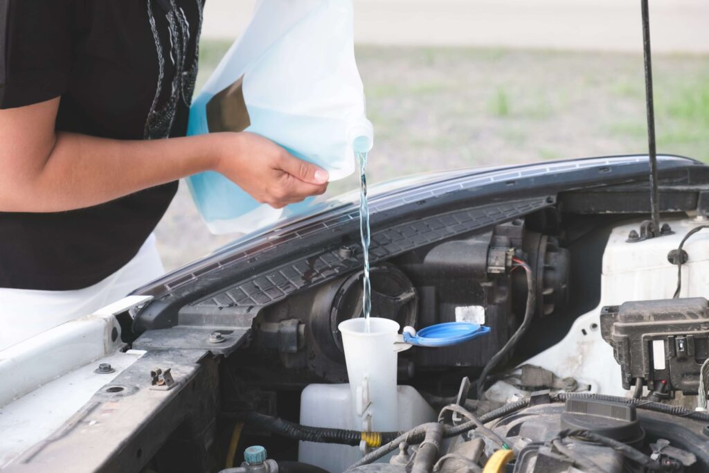 Dopunjavnje tečnosti za branje vetrobrana u automobilu