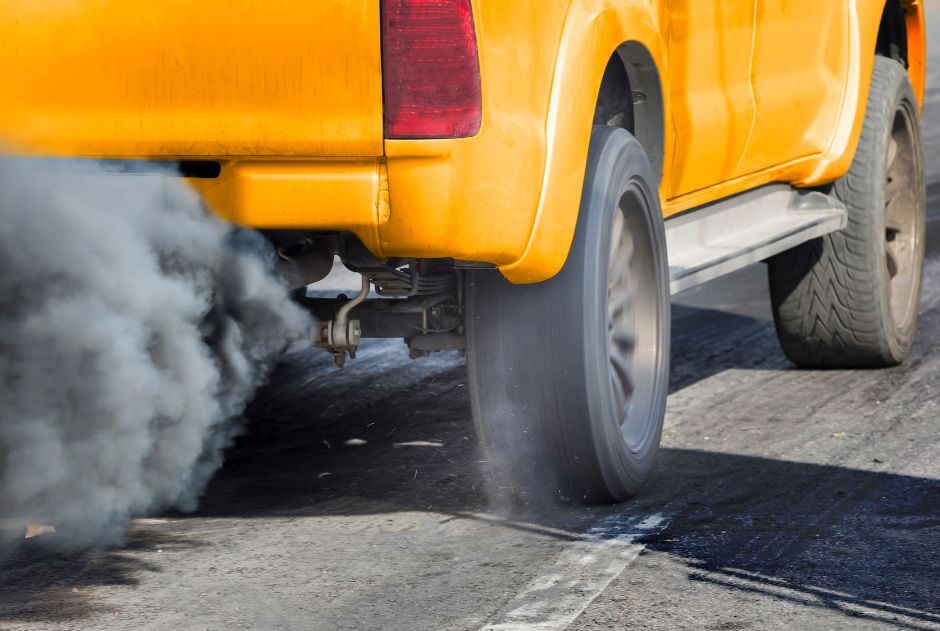 Crni dim iz auspuha usled problema sa zapušenim DPF filterom.