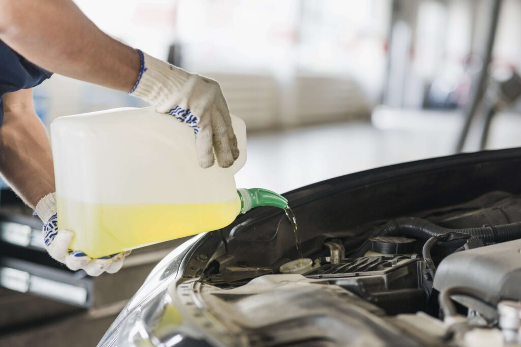 Sipanje adekvatnog motornog ulja u automobil.