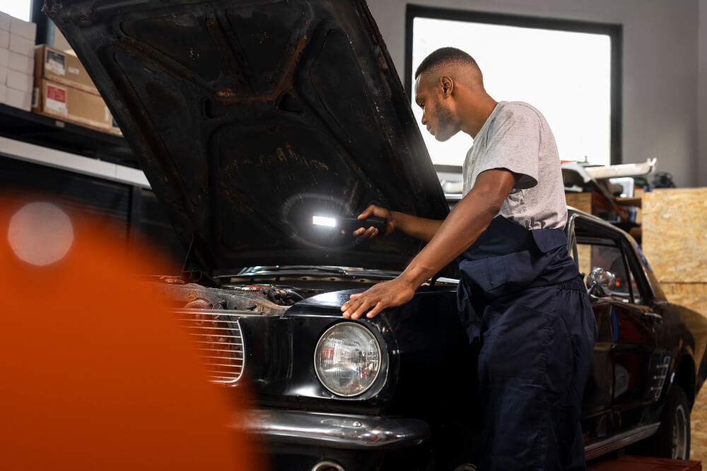 Redovno servisiranje jedan od saveta za održavanje klasičnih automobila.