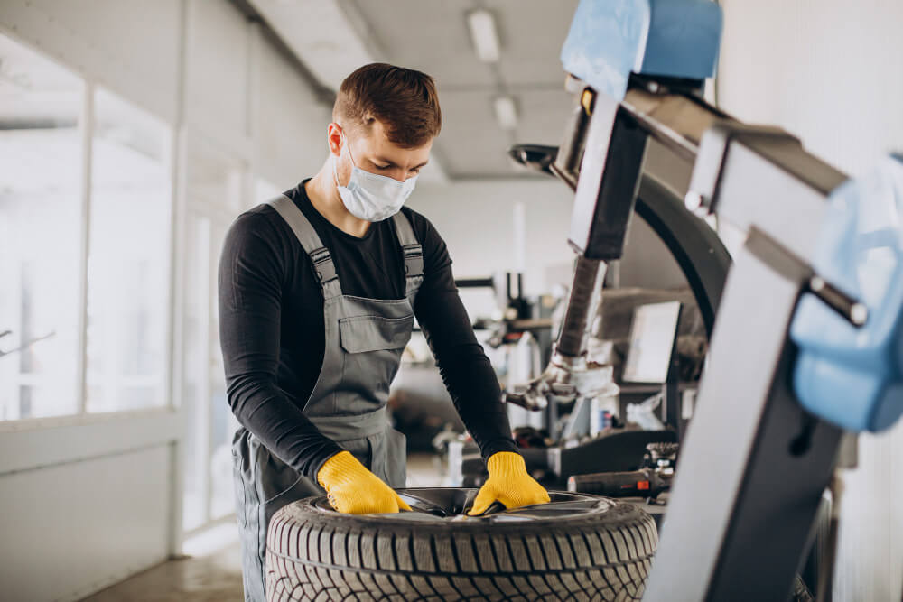 Zamena automobilskih guma u servisu.