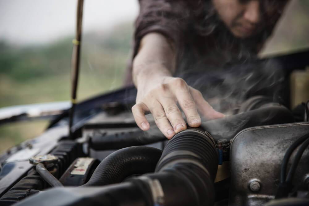 7 mirisa iz automobila koje nikada ne biste smeli ignorisati 2 Cudan dim i miris iz motornog prostora automobila.