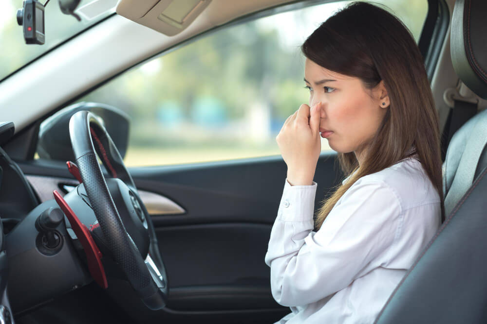 Neprijatni mirisi iz automobila tokom vožnje.