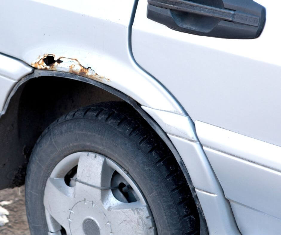 Pukotine od rđe na karoseriji automobila.