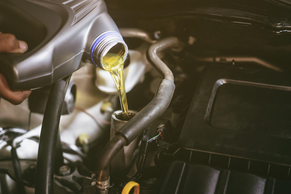 Zamena motornog ulja u automobilu.