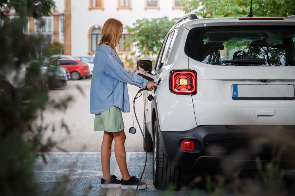 Punjenje električnog automobila tokom putovanja.