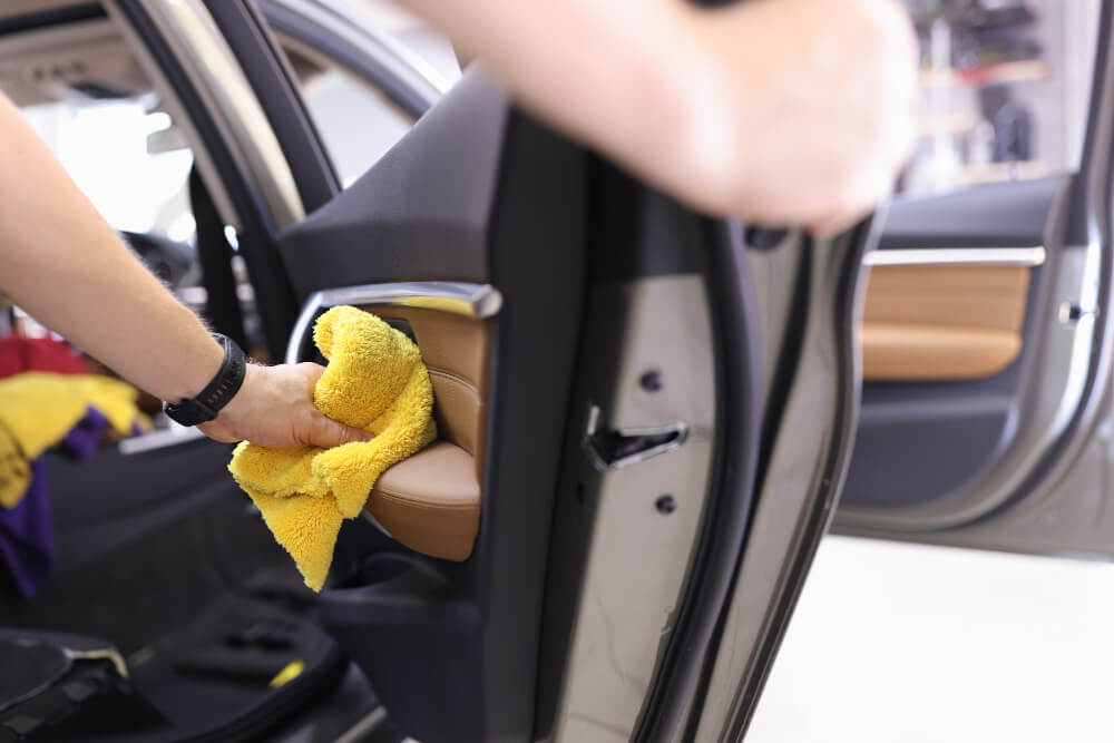 Pranje i čišćenje električnog automobila 4 Čišćenje unutrašnojosti automobila mikrofiber krpom.