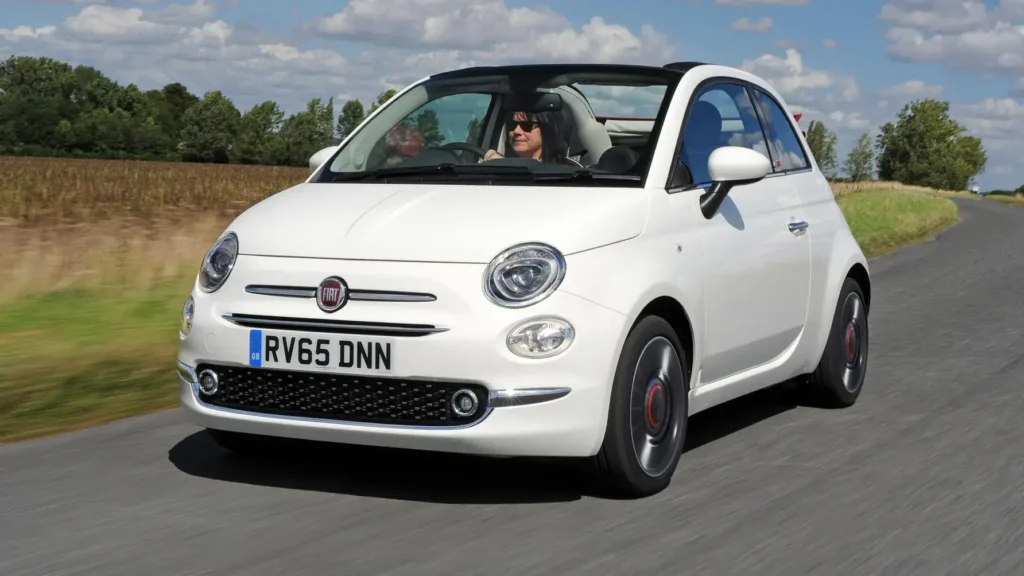 Fiat 500 u beloj boji.