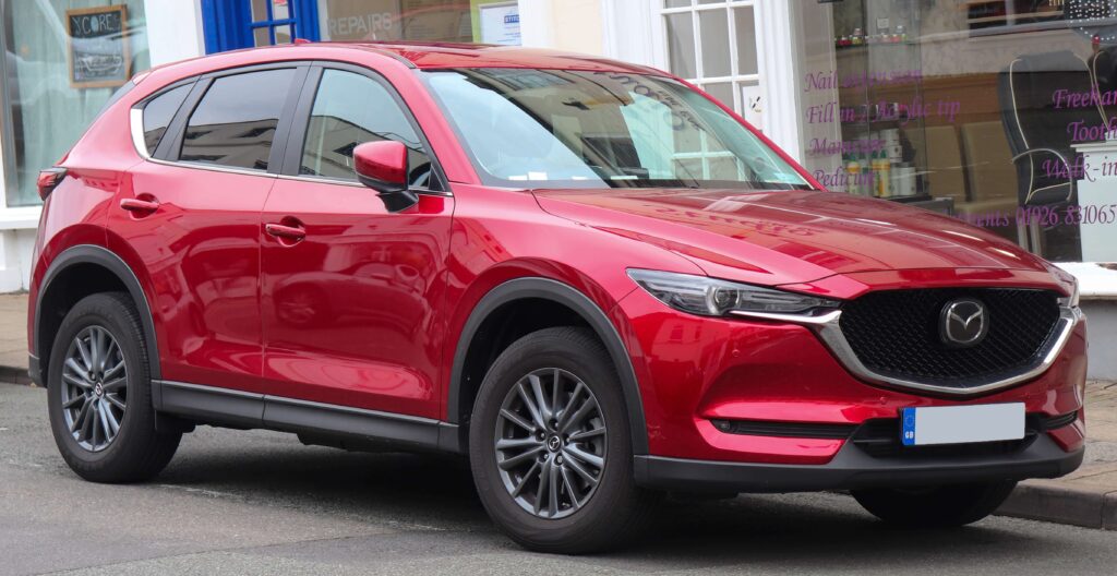 Mazda CX 5 u crvenoj boji.