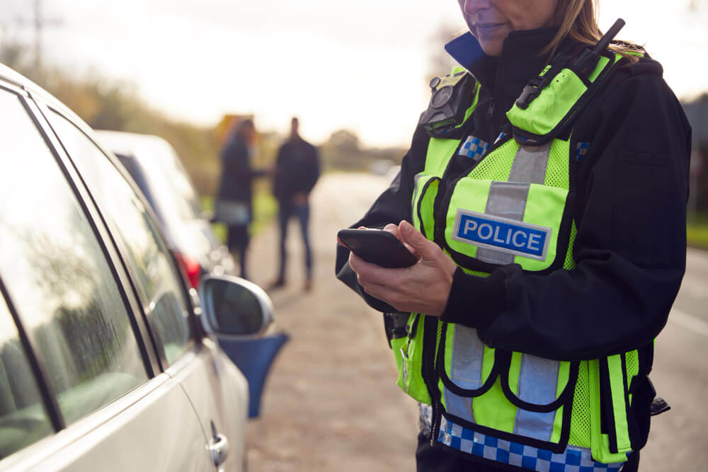 Policija kontroliše automobile i proverava da li poštuju saobraćajne propise.