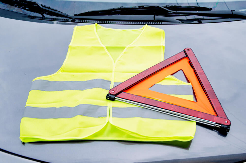 Reflektujući prusluk i sigurnosni trougao - obavezna oprema za auto u Grčkoj.