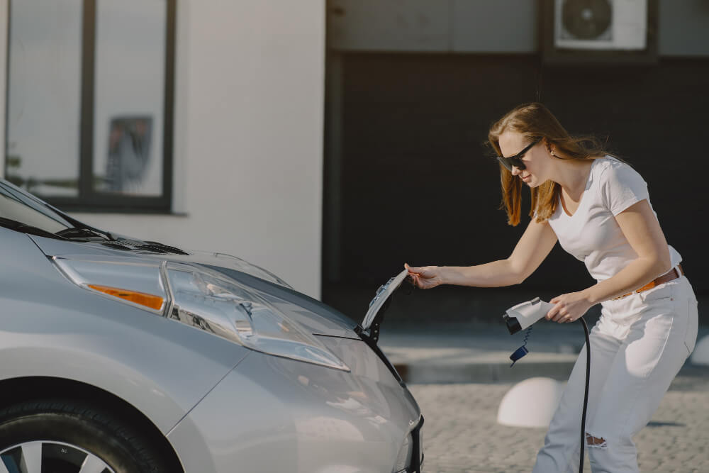 Pranje i čišćenje električnog automobila 2 Kako električni automobili postaju sve prisutniji na našim putevima, vozači moraju da razumeju specifične zahteve održavanja koje ova vozila podrazumevaju. Iako električna vozila imaju manje mehaničkih delova od vozila koja imaju motore unutrašnjim sagorevanjem i dalje zahtevaju redovno održavanje, posebno kada je reč o pranju i detaljnom čišćenju. Detaljno pranje i čišćenje električnog automobila ne samo da ga održava estetski privlačnim, već takođe pomaže u očuvanju njegove vrednosti i performansi tokom vremena. Pre nego što započnete proces čišćenja, važno je razumeti da se električna vozila razlikuju od tradicionalnih automobila. Električni automobilu su dizajnirani sa visokonaponskim baterijskim paketima, električnim instalacijama i često naprednim autonomnim senzorima i kamerama. Ovi elementi zahtevaju oprezniji pristup tokom pranja, naročito u blizini punjača, senzora i donjih komponenti. Iako je većina električnih automobila konstruisana da izdrži izloženost vodi kao i tradicionalna vozila, posebna pažnja mora se obratiti kako se ne bi ugrozile osetljive komponente tokom detaljnog čišćenja. Zatvaranje poklopca za punjenje pre pranja i čišćenja električng automobila.