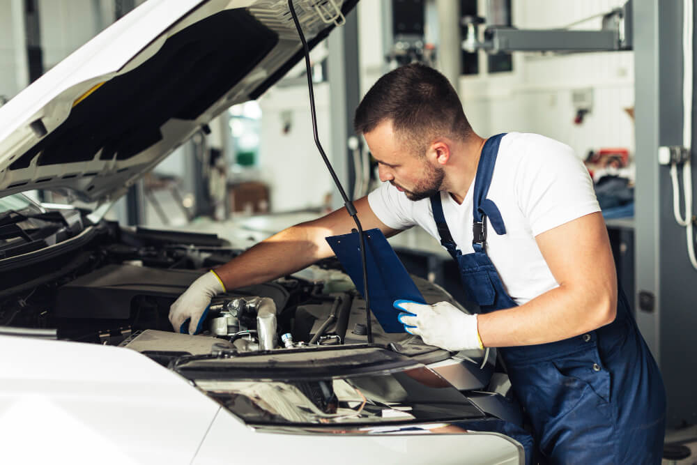 Veliki servis cena 5 Mehaničar se priprema da obavi veliki servis automobila.