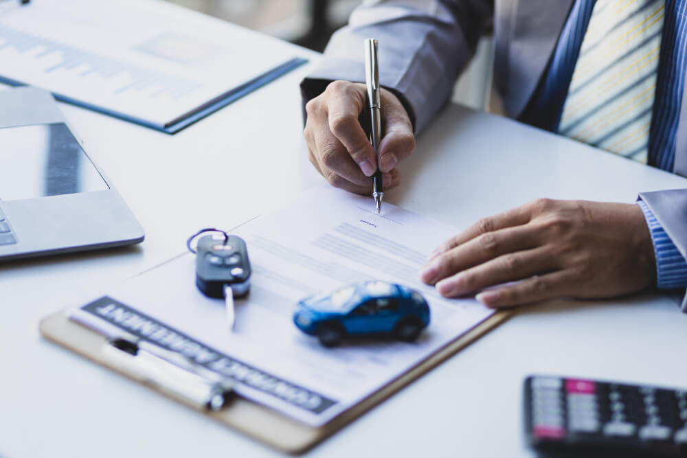 Kupovina automobila na lizing - prednosti i mane 5 Potpisivanje ugovora za kupovinu automobila na lizing.