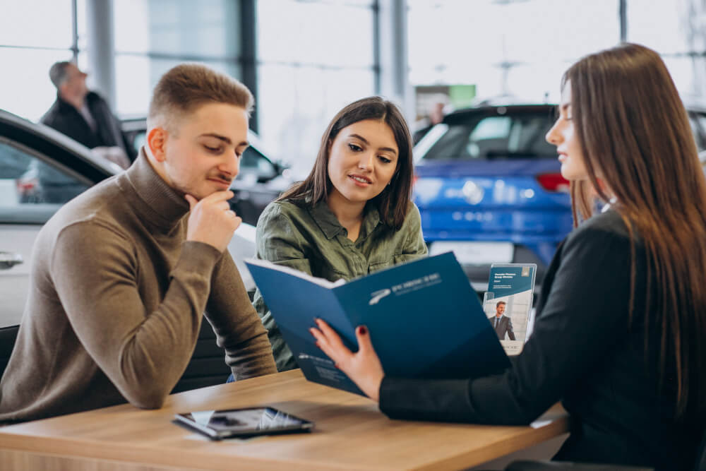 Kupovina automobila na lizing - prednosti i mane 2 Mladi bračni par se raspituje o uslovima lizinga.