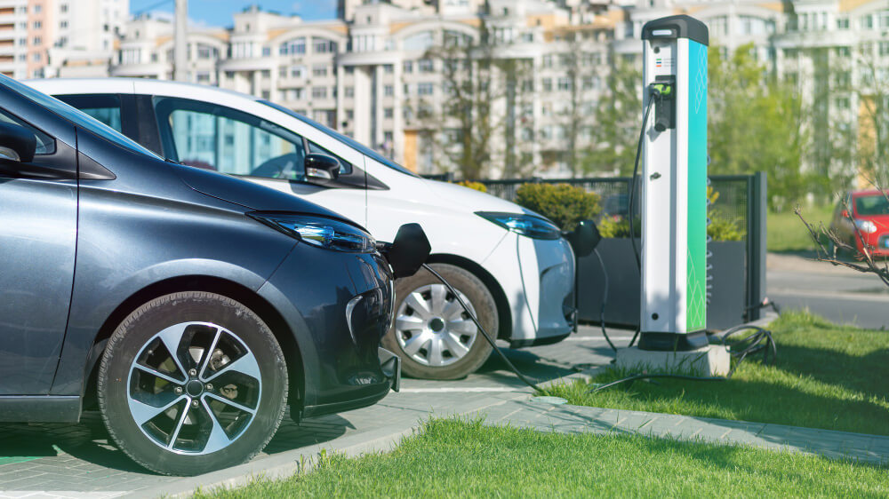 Električni automobili na punjenju.