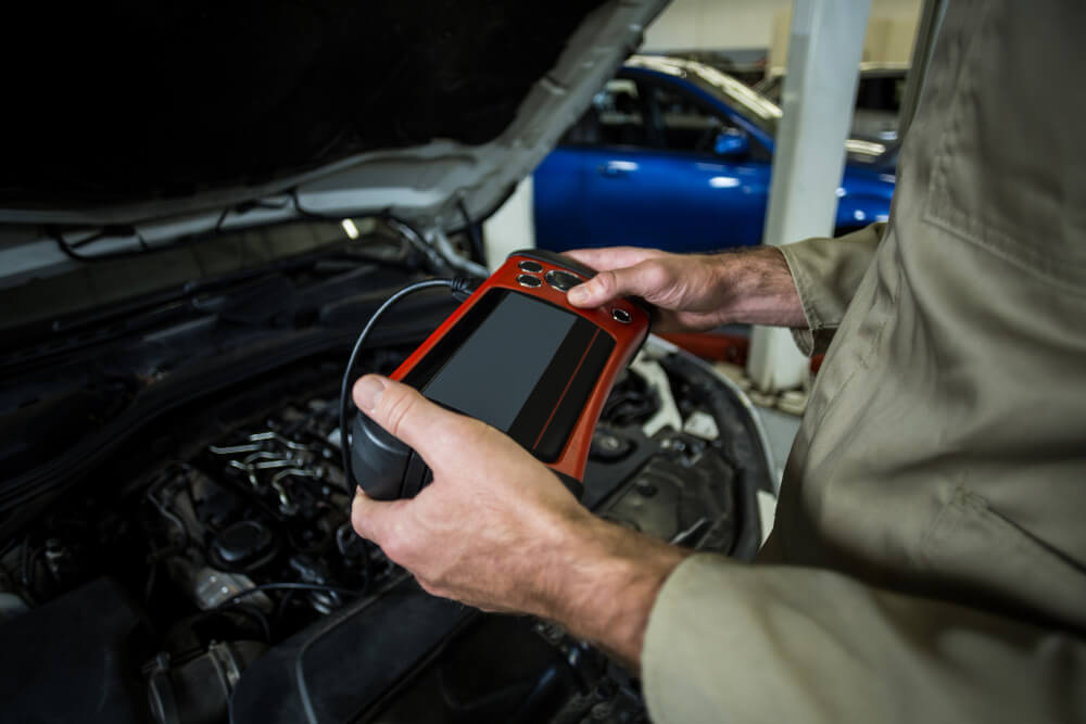 Mehanicar koristi dijagnostički uređaj da utvrdi uzrok aktiviranja “check engine” lampice.