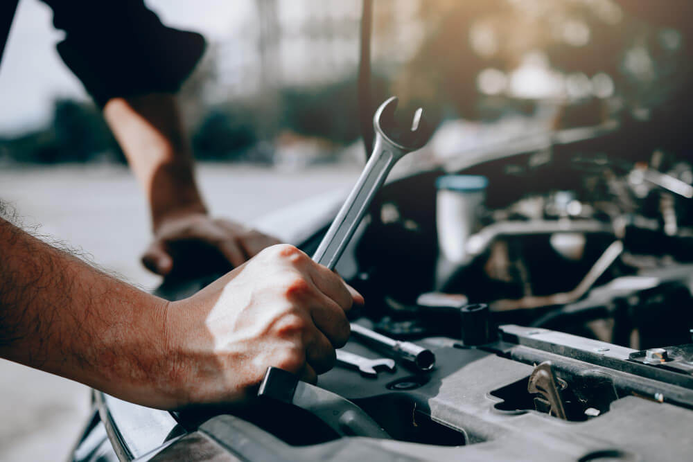 Mehaničar pregleda automobil u okviru jesenje pripreme automobila.