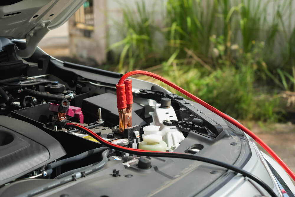 Startovanje automobila pomoću kablova zbog problema sa akumulatorom.