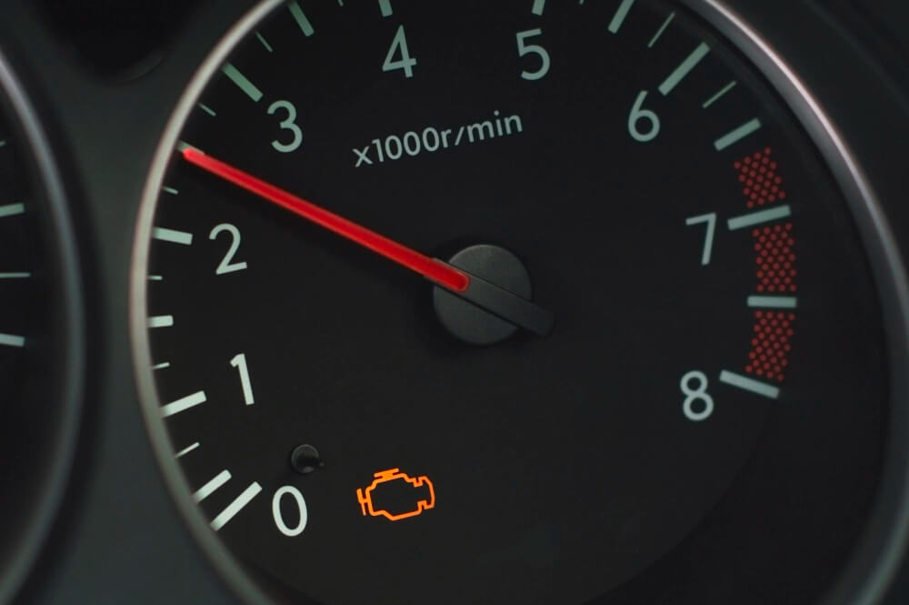 Uključena “check engine” lampica na instrument tabli automobila.