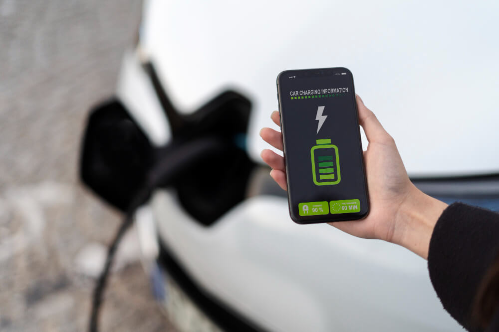 Prikaz procesa punjenja električnog automobila na pametnom telefonu.