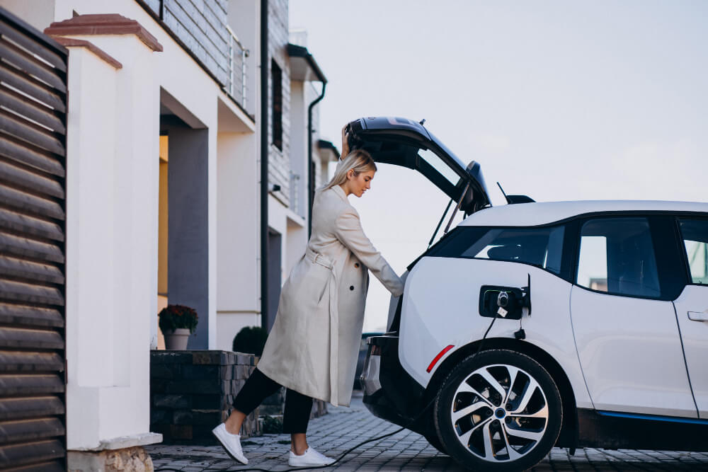 Punjenje električnog automobila pre vikend putovanja.