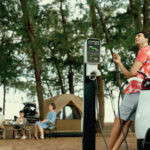 Punjenje električnog automobila tokom odmora.