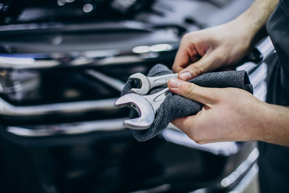 Održavanje električnog automobile kod mehaničara.
