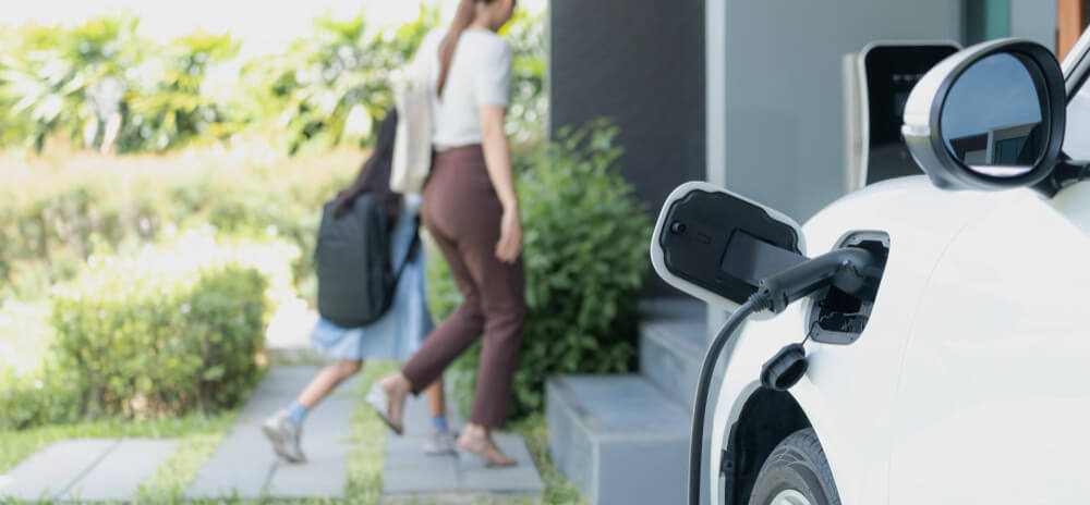 Punjenje električnog automobila u dvorištu.