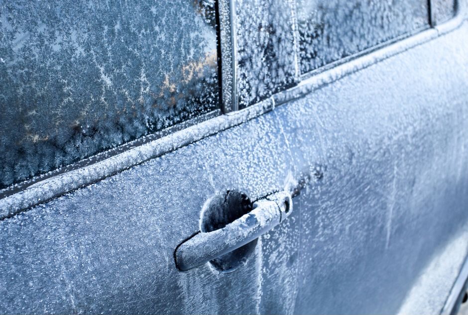 Kako sprečiti smrzavanje brave i vrata na automobilu?