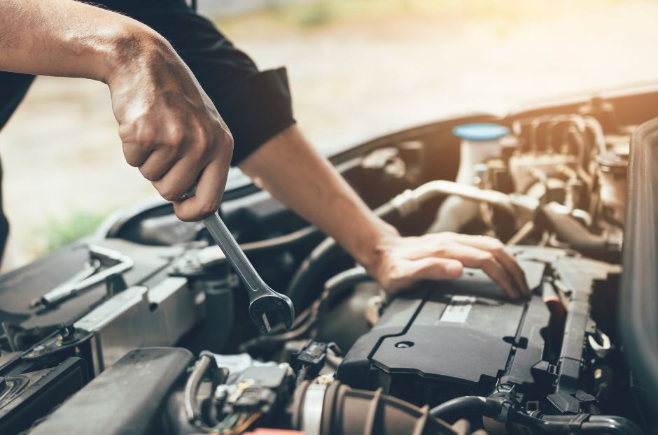 Mehaničar proverava stanje separatora uljnih para u automobilu