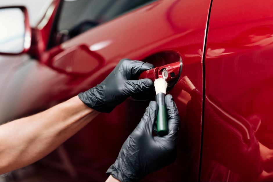 Priprema za nanošenje sredstva za zastitu brave automobila.