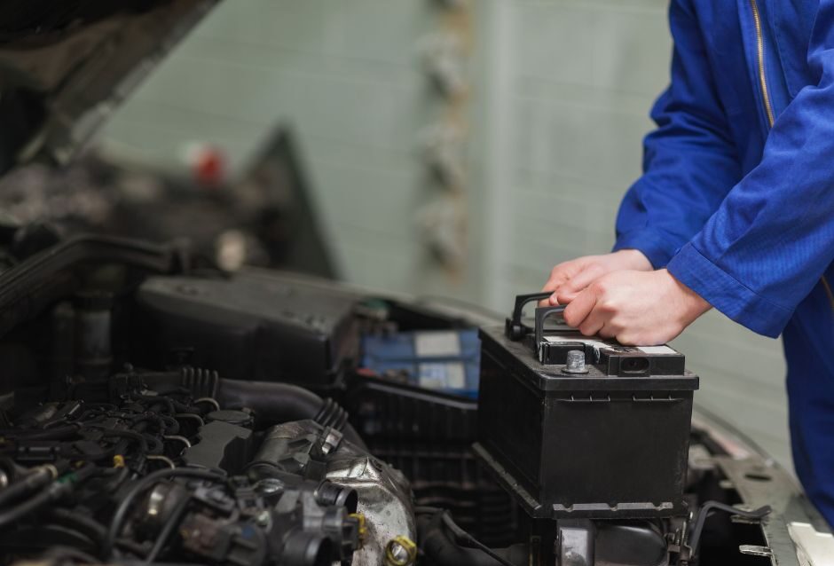 Provera akumulatora u automobilu u zimskim mesecima.