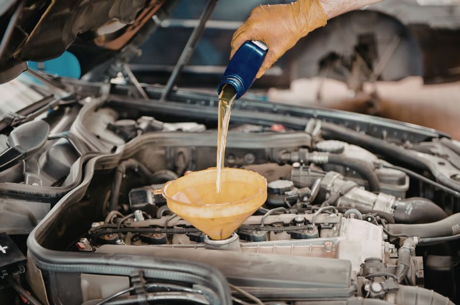 Zamena motornog ulja u automobilu.
