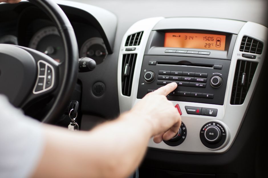 Uključivanje muzike u automobilu