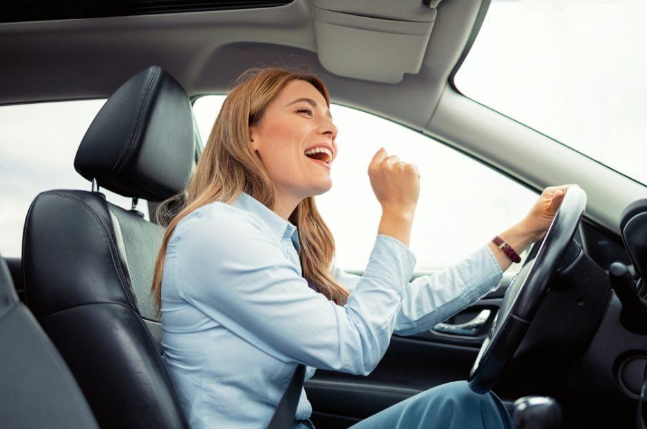 Žena peva u automobilu