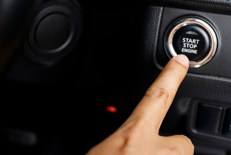 Uključivanje start-stop sistema u automobilu.