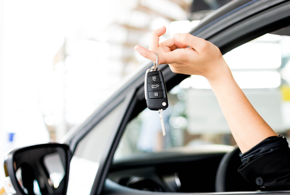 Žena drži u ruci ključ od automobila