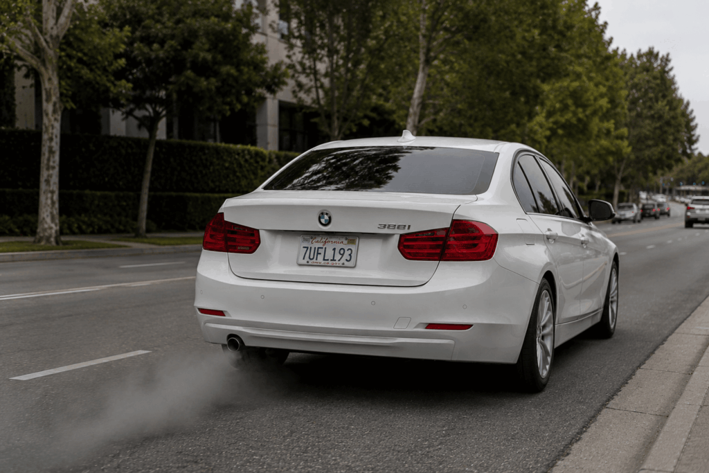 Sivi dim iz auspuha automobila