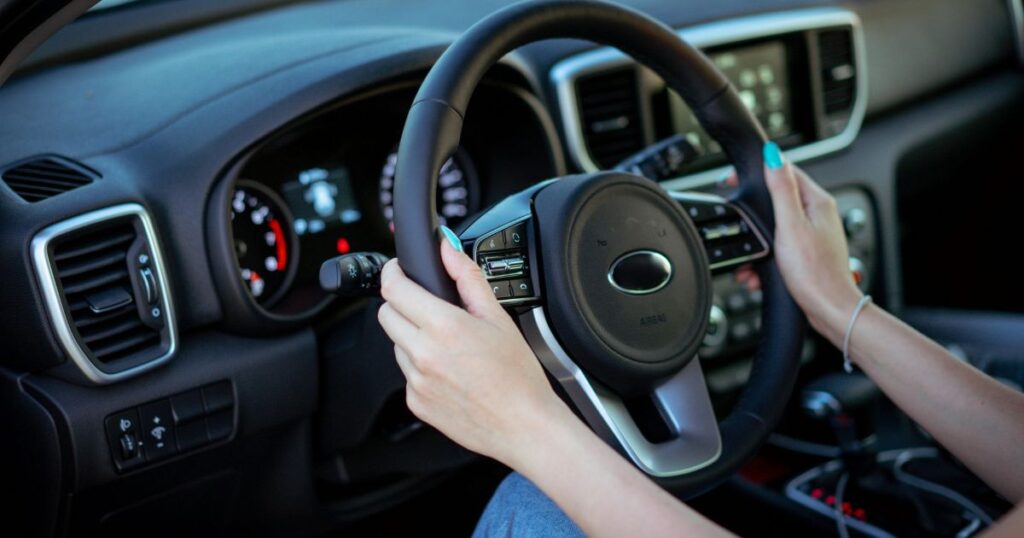 Vozač za volanom u automobilu.