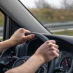 Automobil trese pri kočenju